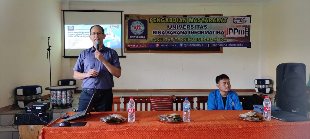 Ketua pelaksana saat memberikan sambutan kegiatan pengabdian masyarakat pelatihan digital marketing pada  8-9 Juli 2023 di Desa Bojongsawah