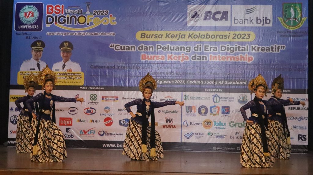 Persembahan Tari Jaipong pada BSI Diginofest Sukabumi