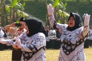 Kemampuan Ibu Risa Sebagai “Dirigen Powerfull” di Sukabumi Berhasil Memikat Netizen
