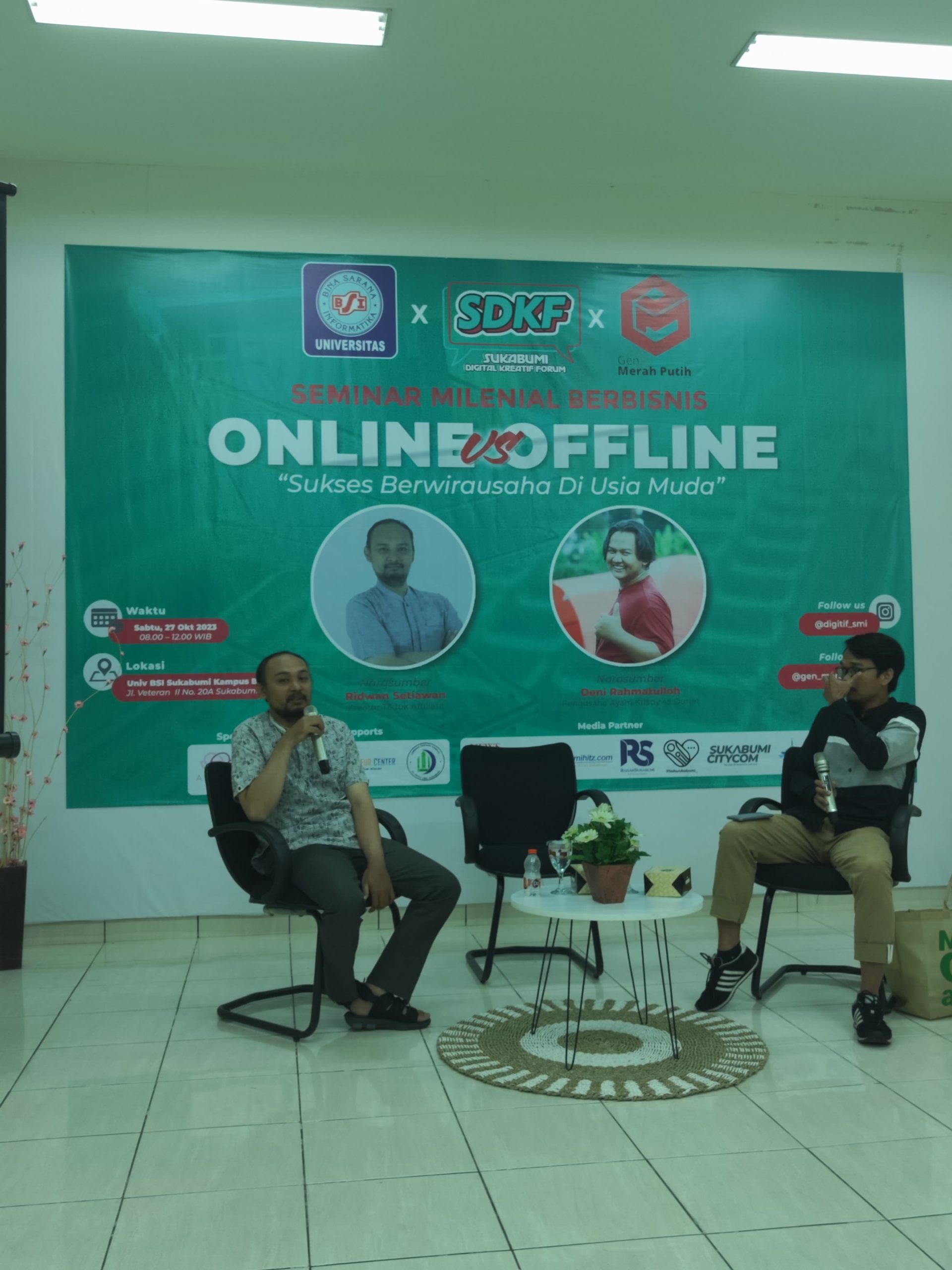 Seminar Milenial Bisnis Offline vs Online Pembicara Ridwan