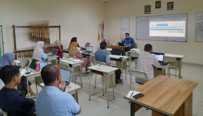 Guru SMA Bosowa Al Azhar Cilegon Dibekali Platform Merdeka Mengajar (PMM)
