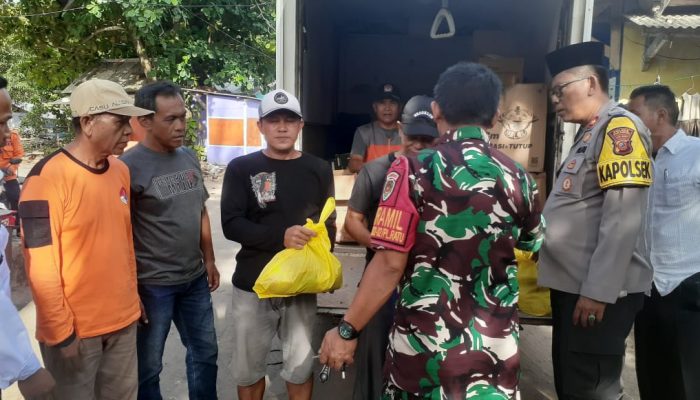 Puluhan Warga Yang Terdampak Banjir Rob di Palabuhanratu Sukabumi Terima Bantuan Sembako Hingga Peralatan Dapur