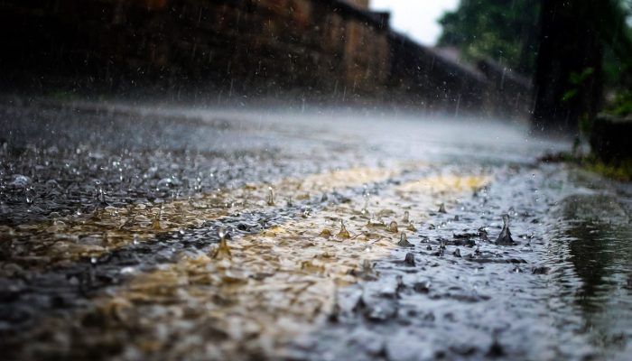 Hujan Deras Picu Banjir di Kota Sukabumi, BPBD Kerahkan Tim Bersihkan Lumpur