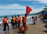 Gelombang Tinggi Tak Membatasi Wisatawan, Pantai Citepus Palabuhanratu Sukabumi Tetap Dipadati Wisatawan