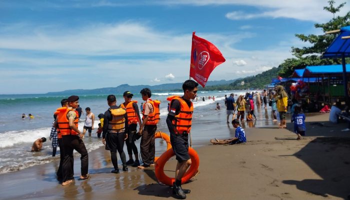 Gelombang Tinggi Tak Membatasi Wisatawan, Pantai Citepus Palabuhanratu Sukabumi Tetap Dipadati Wisatawan