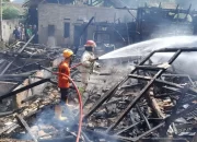 Diduga Akibat Korsleting Listrik, Tiga Rumah Hangus Terbakar di Desa Gegerbitung Sukabumi