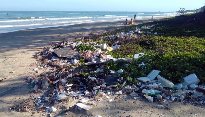 Volume Sampah di Pantai Sukabumi Meningkat Selama Libur Lebaran 2024