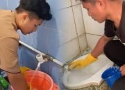 Kisah Cecep, Pemuda Asal Sukabumi Yang Viral Karena Aksinya Membersihkan Toilet Masjid Secara Sukarela