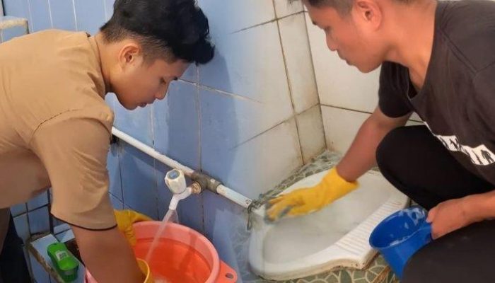 Kisah Cecep, Pemuda Asal Sukabumi Yang Viral Karena Aksinya Membersihkan Toilet Masjid Secara Sukarela