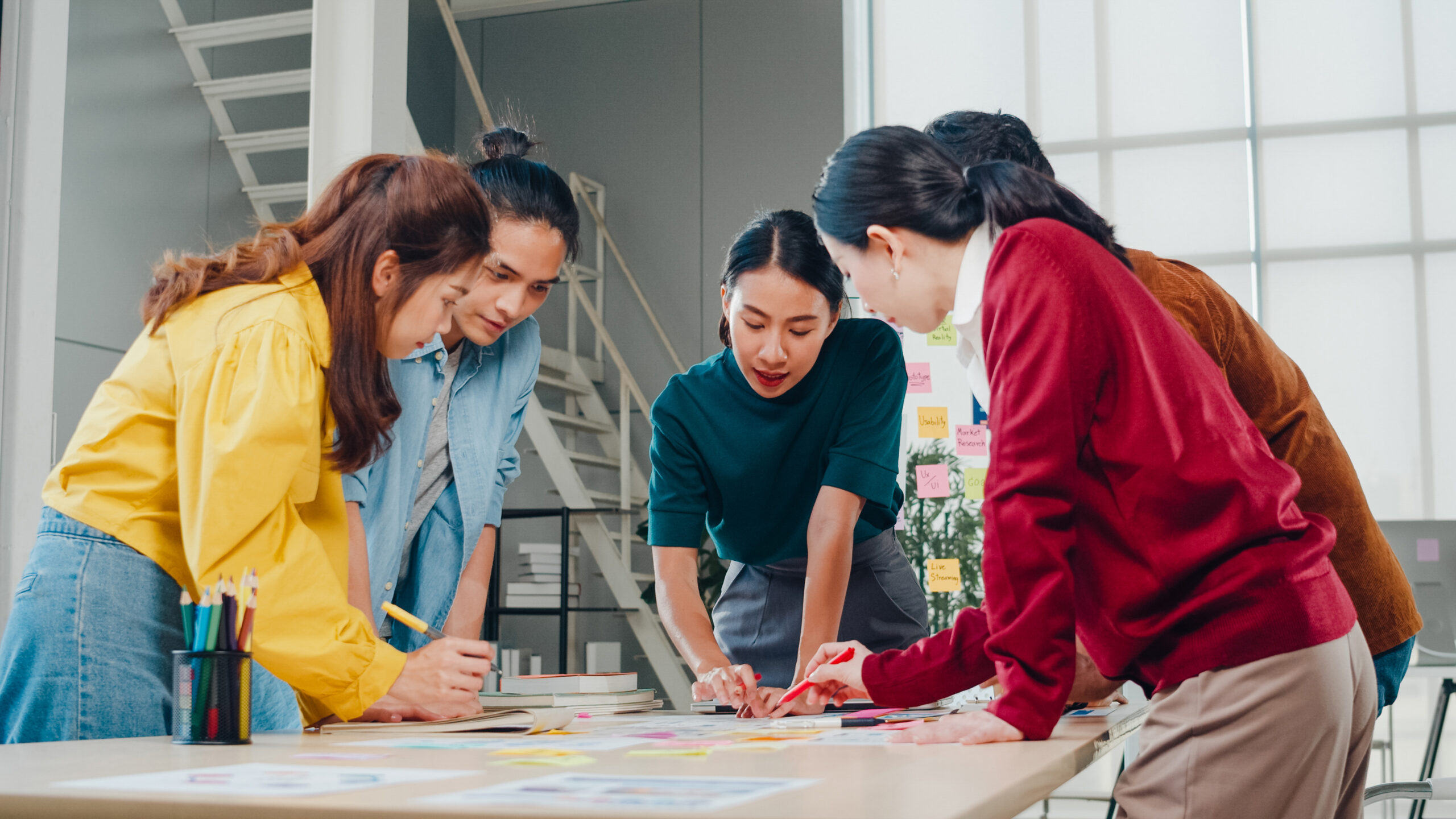 Berpikir Kritis Sangat Diperlukan Saat Sesi Diskusi atau Brainstorming | sumber: freepik