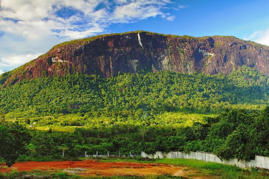 Penampakan Gunung Bukit Raya