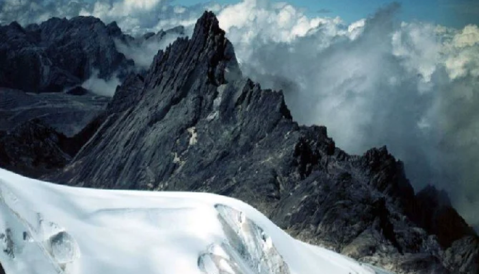 Menguak Misteri Seven Summits Indonesia: Carstenzs Pyramid