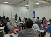 Peningkatan Transparansi Desa: Universitas BSI Latih Warga Karangtengah Gunakan Aplikasi Monitoring
