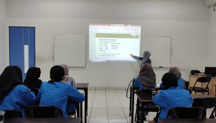 Pemaparan materi basis data oleh narasumber