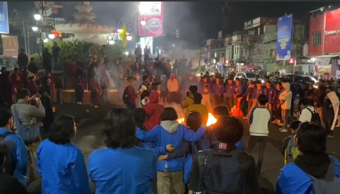 Mahasiswa Sukabumi Tuntut Keadilan, Suara Tuntutan Menggema Hingga Malam