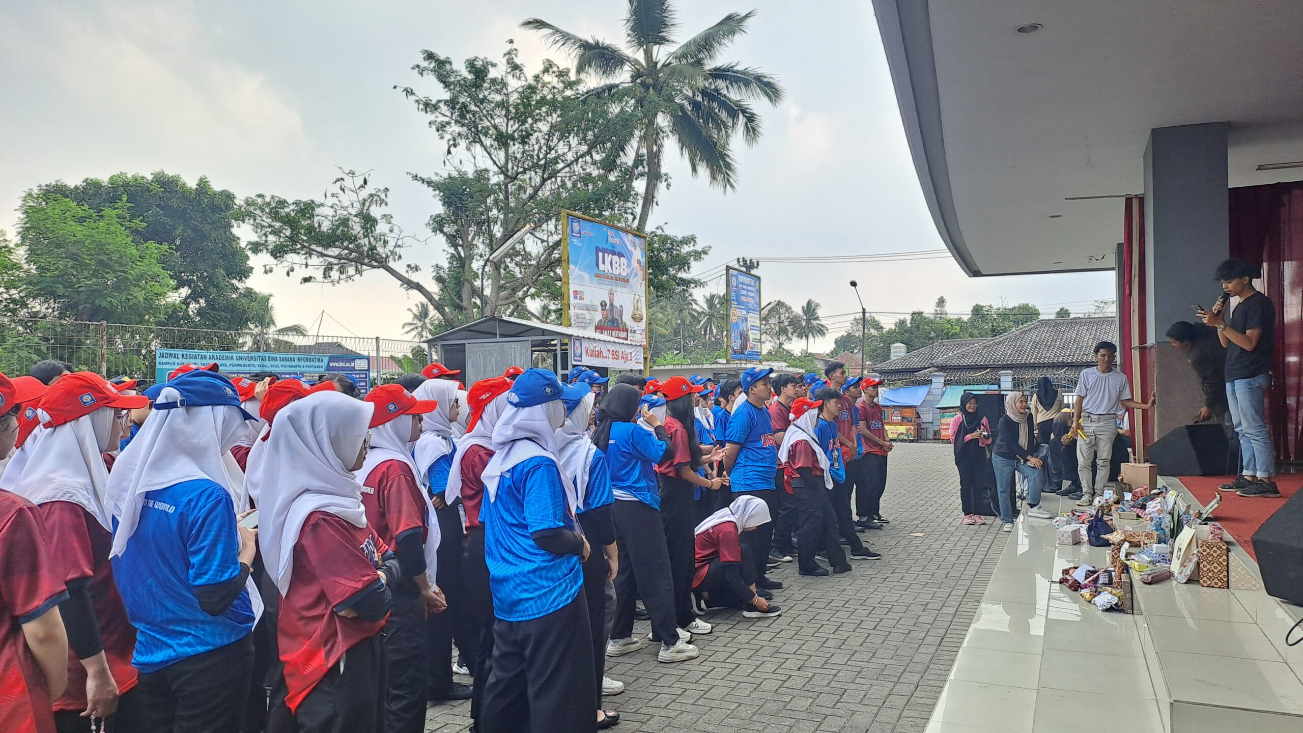 Mahasiswa Baru Prodi Sistem Informasi Akuntansi Universitas BSI Sukabumi Meriahkan Carnaval Penutupan PKKMB