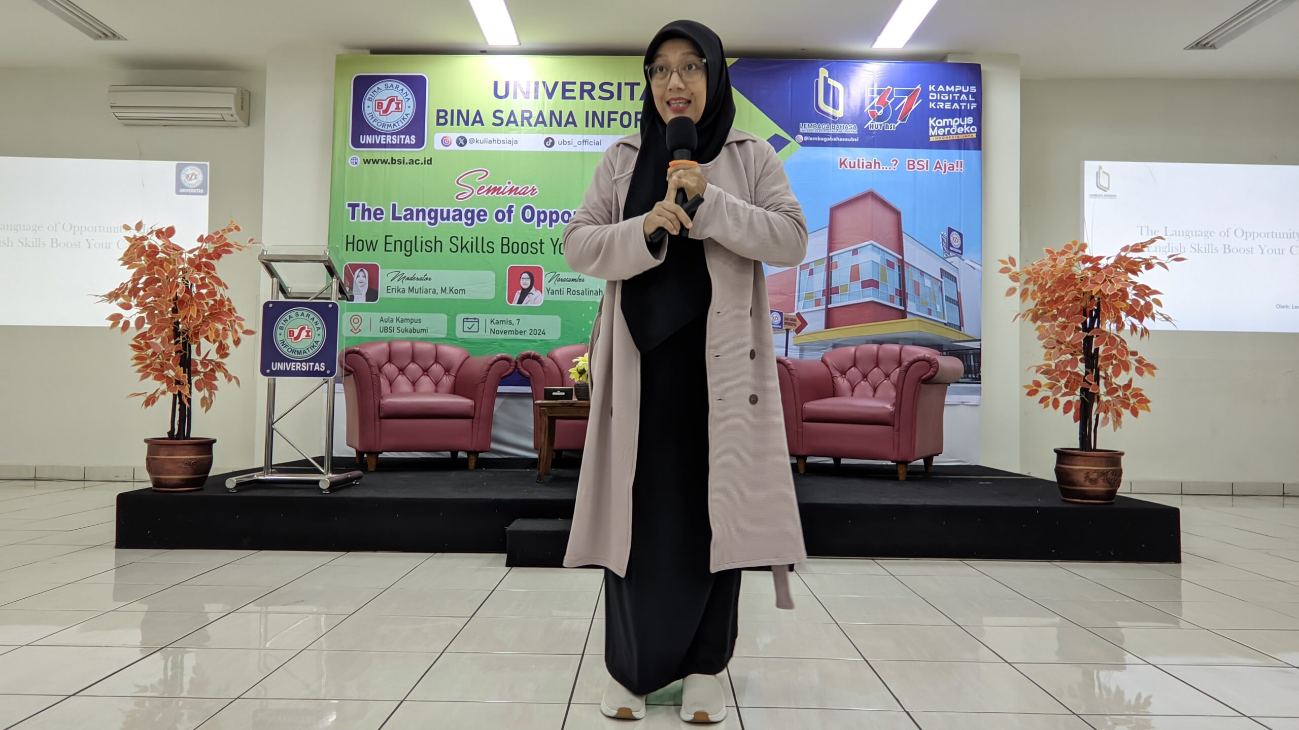 Pemaparan materi seminar TOEFL oleh Miss Yanti, Kepala Bagian Lembaga Bahasa Universitas Bina Sarana Informatika | dok: Istimewa