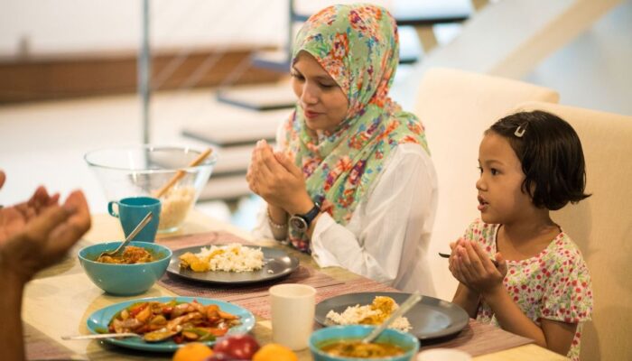 Setiap Suapan Penuh Berkah: Menyelami Adab Makan dan Minum dalam Islam