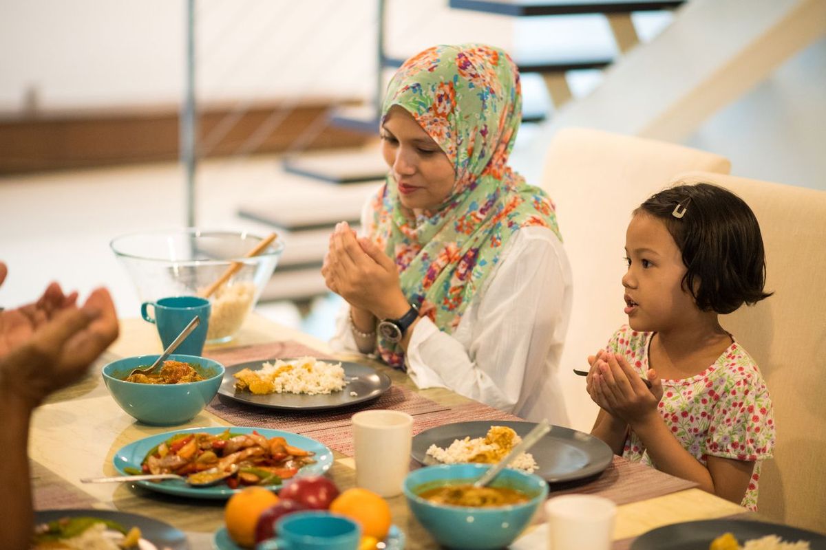 Setiap Suapan Penuh Berkah: Menyelami Adab Makan dan Minum dalam Islam"