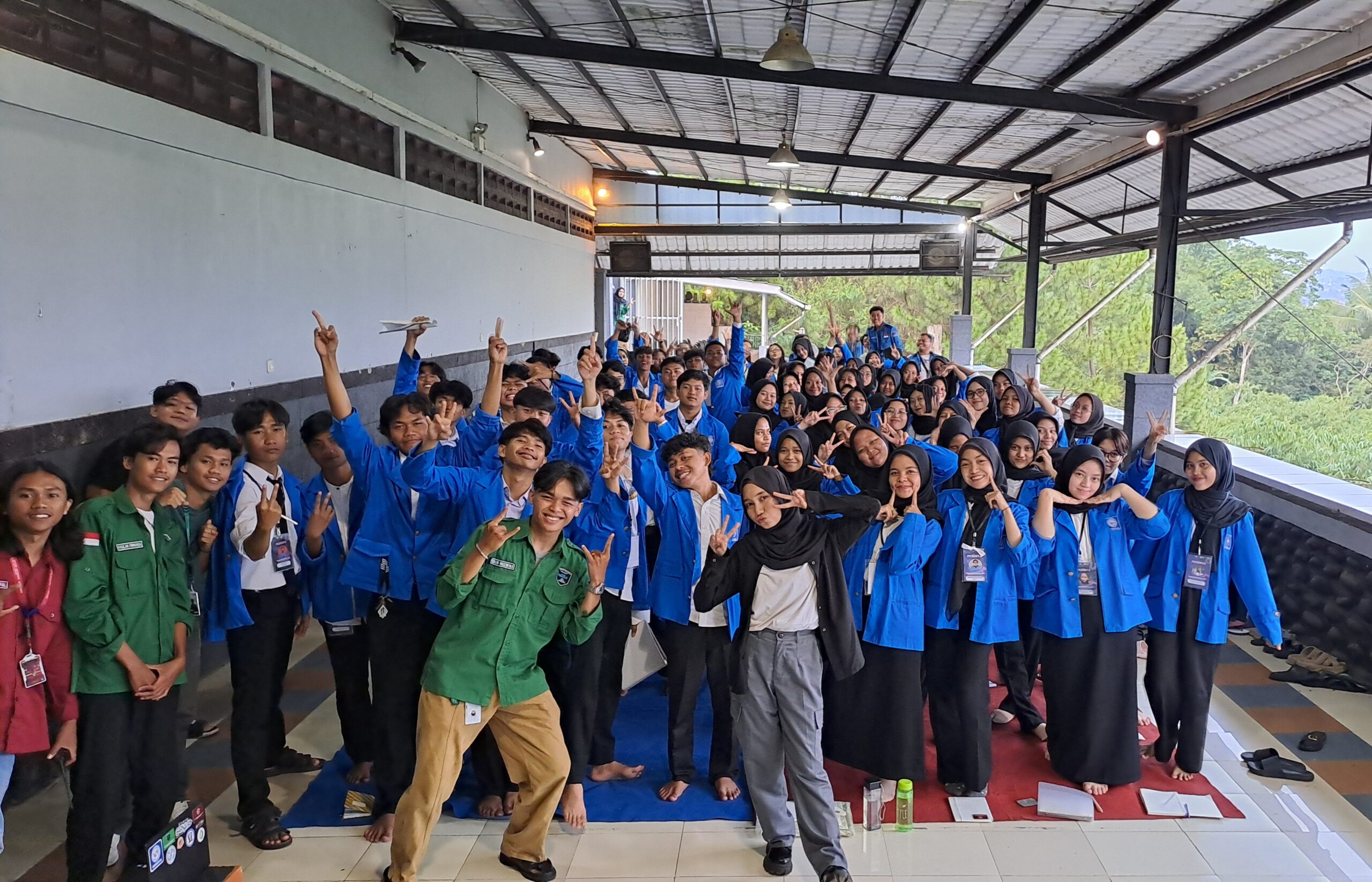 Foto Bersama Saat Latihan Dasar Kepemimpinan Mahasiswa Himpunan Mahasiswa Sistem Informasi