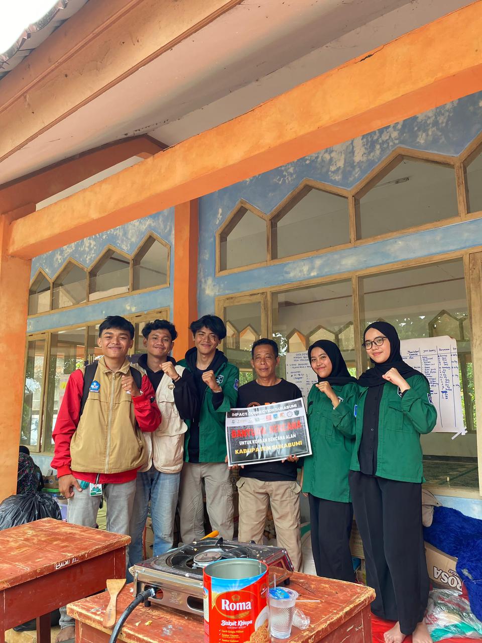 Himasi UBSI Sukabumi bersama Impact Connection memberikan hasil penggalangan dana kepada masyarakat di area masjid ciguyang 