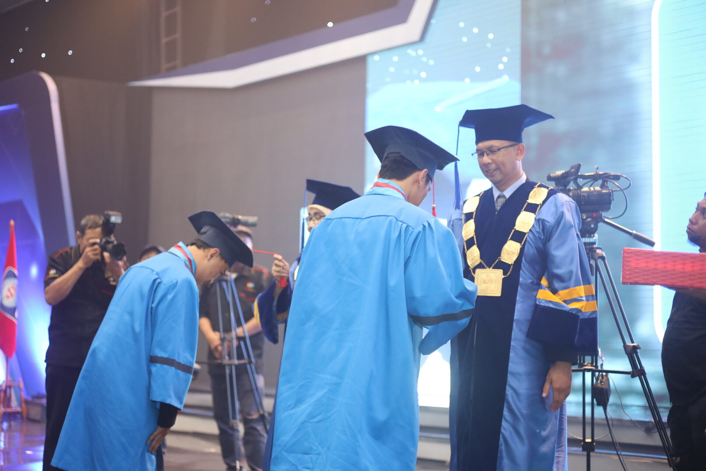 Wisuda, kampus