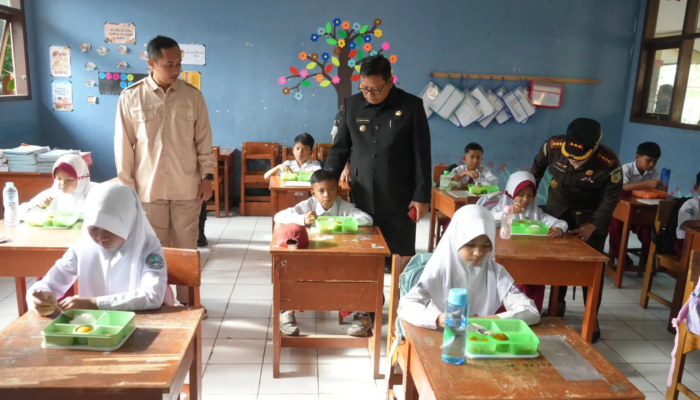 Tingkatkan Gizi Anak, Kota Sukabumi Mulai Salurkan Makanan Bergizi Gratis untuk 1.686 Siswa SD