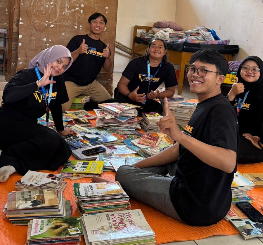 Penataan ulang buku di perpustakaan SDN 3 Selajambe