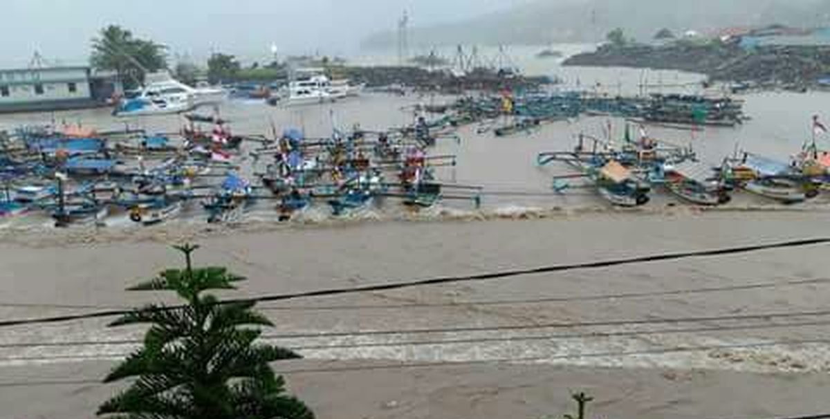 Hujan Deras di Pelabuhan Ratu Sukabumi