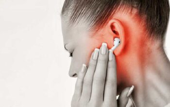 Bahaya Tersembunyi di Balik Musik: Risiko Kesehatan dari Pemakaian Earphone
