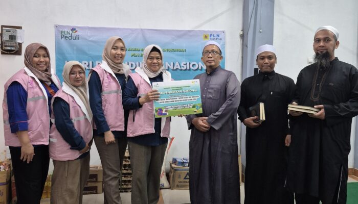 Hardiknas Jadi Momen Berbagi: PLN Icon Plus Wakafkan Al-Qur’an dan Dukung Santri Jagakarsa