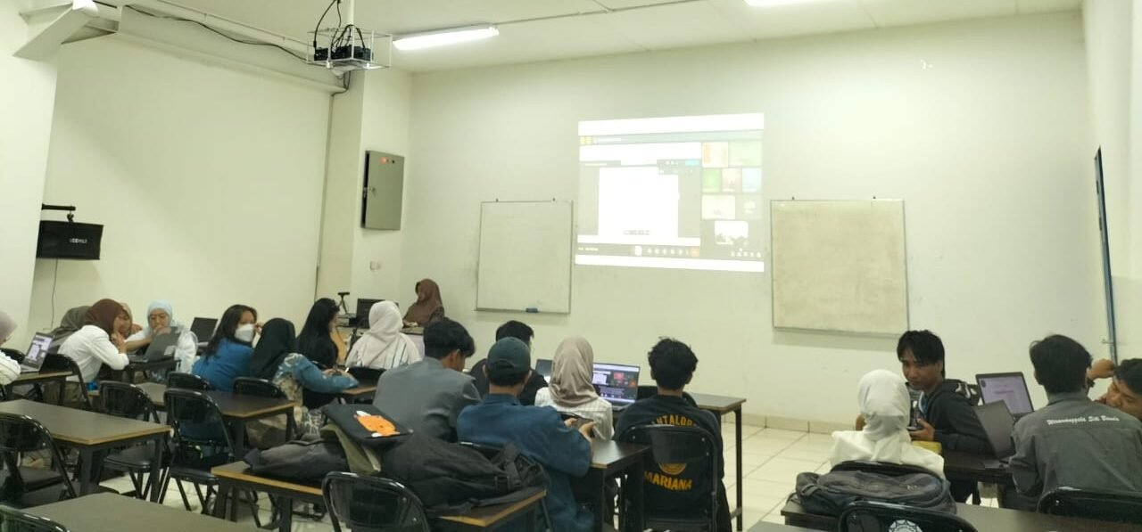 Suasana pelatihan kewirausahaan di UBI Sukabumi dengan antusiasme mahasiswa.