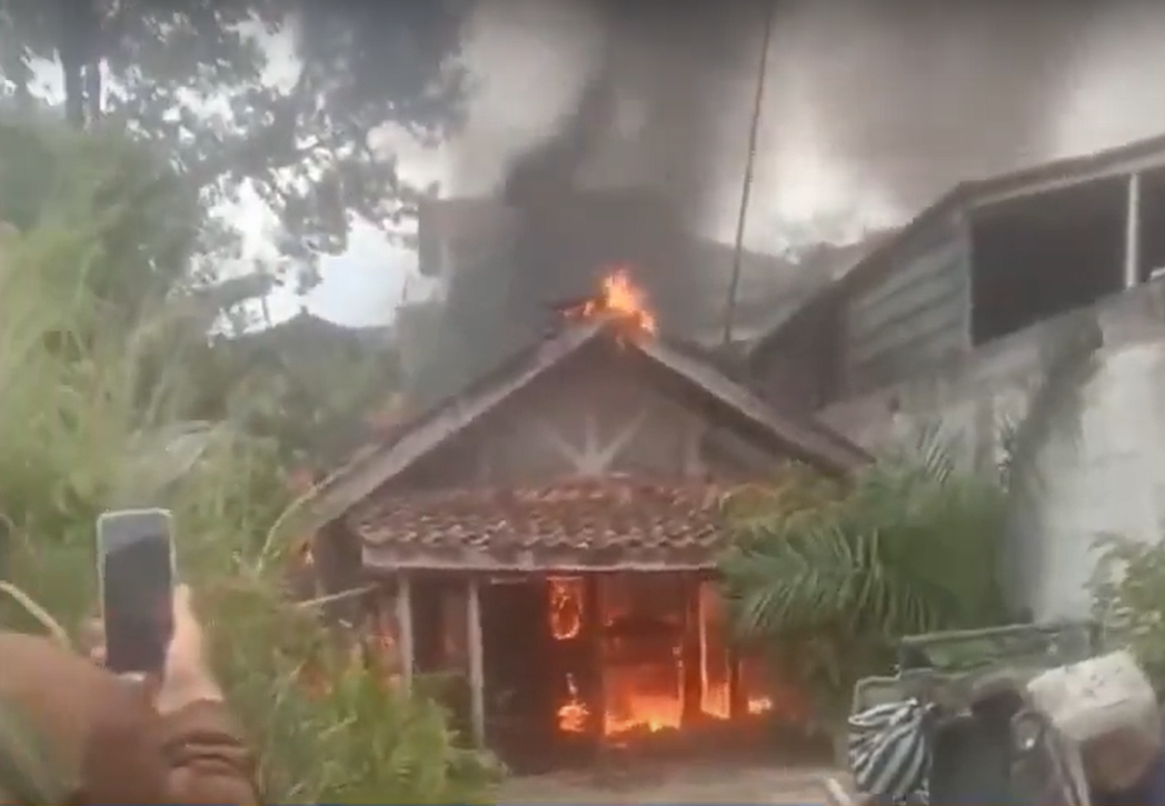 Tragedi Kebakaran di Nagrak Sukabumi: Tukang Bubur Alami Luka Bakar Serius, Anak Meninggal Dunia
