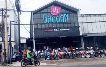 Tampak depan Mie Gacoan Cibadak, ramai dikunjungi pecinta kuliner pedas
