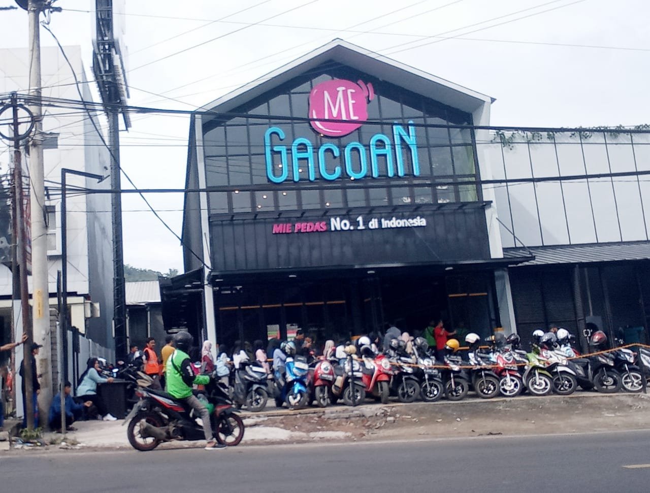 Tampak depan Mie Gacoan Cibadak, ramai dikunjungi pecinta kuliner pedas