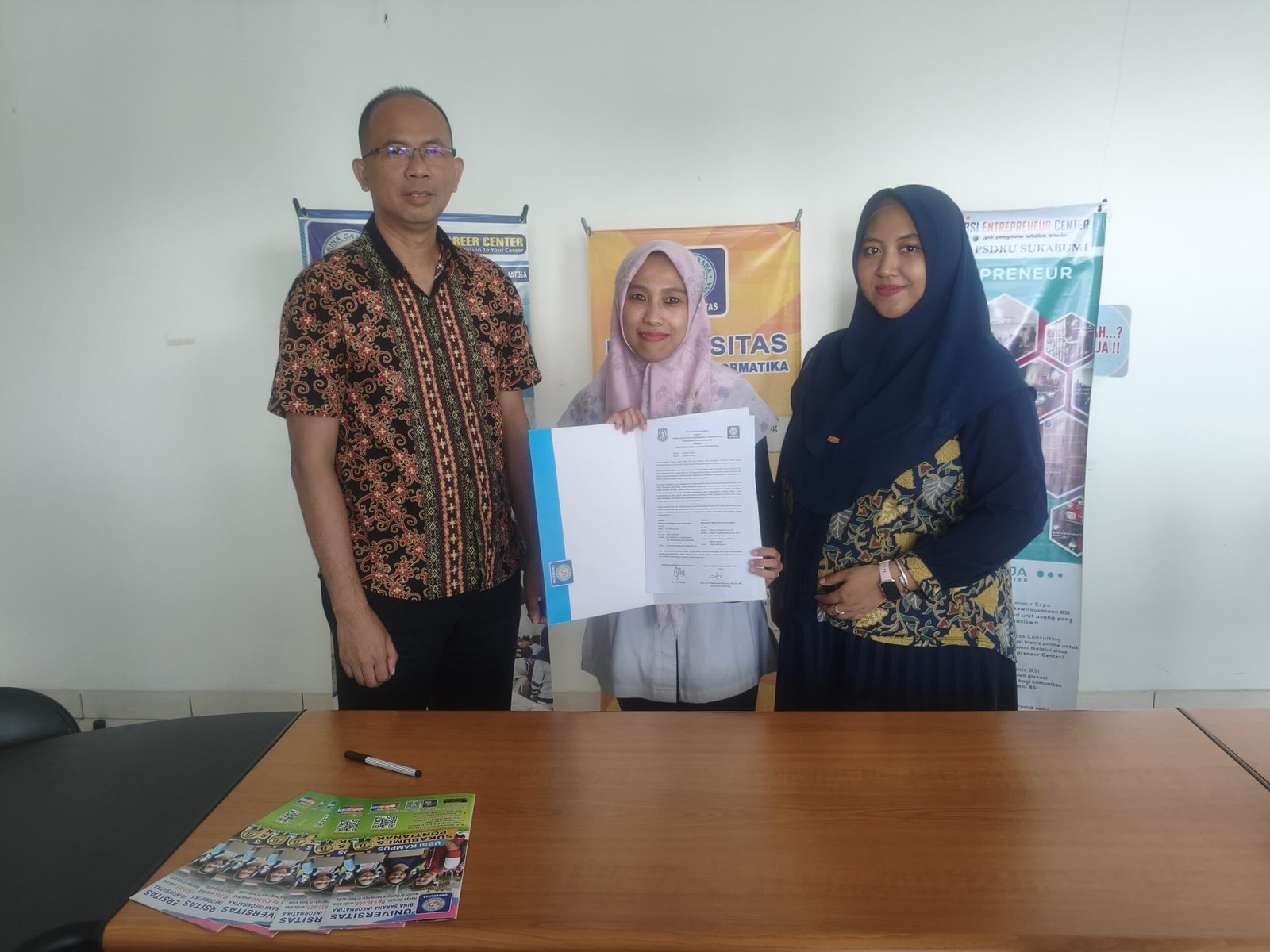 Foto bersama setelah penandatanganan MoU antara UBSI Sukabumi dan Puskesmas Sukakarya
