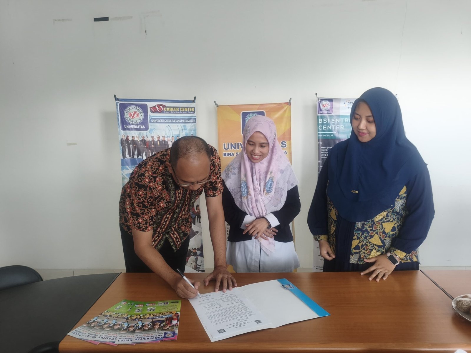 Penandatanganan MoU UBSI Sukabumi dan Puskesmas Sukakarya