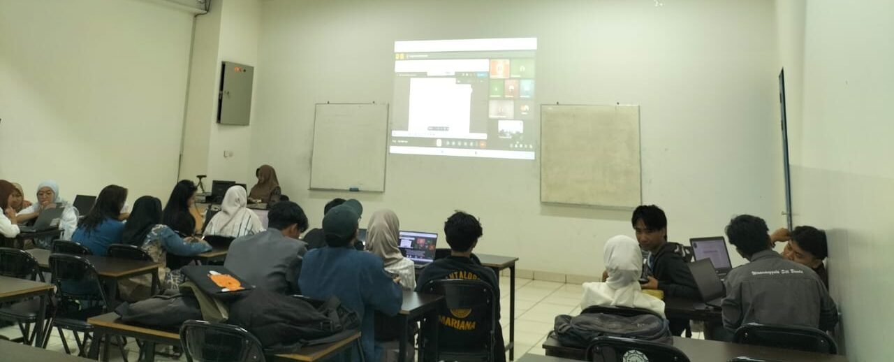 Mahasiswa UBSI Kampus Sukabumi mengikuti sesi coaching secara hybrid di ruang kelas 204, dengan antusias berdiskusi dan mencatat materi