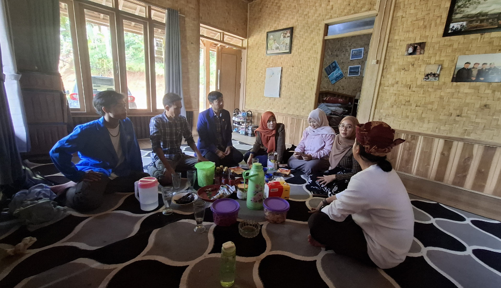 FGD Dosen Prodi SIA Sukabumi dengan Kasepuhan Sinarresmi
