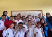 Mahasiswa BSI Sukabumi berfoto bersama siswa SD Pamoyanan usai kegiatan toleransi beragama