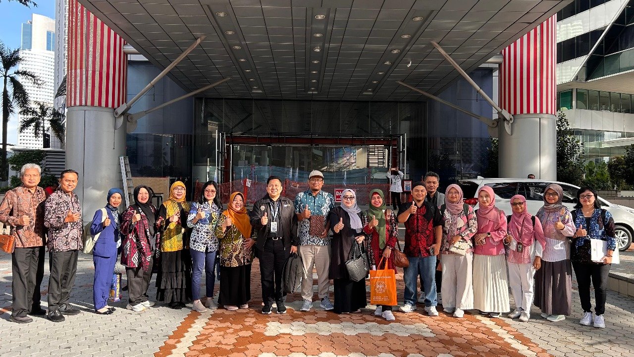 Peserta studi banding berpose di depan Gedung KPK RI