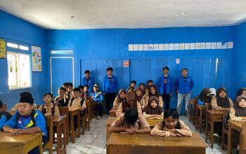 PKM Mahasiswa semester 2 dalam dalam kegiatan sosialisasi keagamaan di MI Kuta | Doc. Istiewa