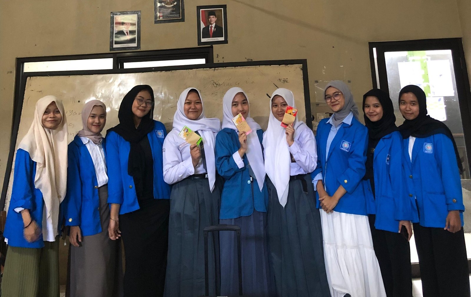 Mahasiswa UBSI memberikan hadiah kepada yang menjawab pertanyaan | doc. istimewa
