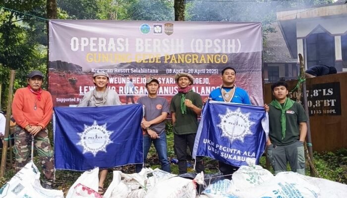 Mahasiswa UKM Pencinta Alam usai melakukan Operasi Bersih (OPSIH)