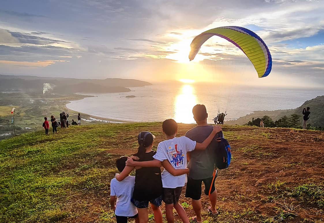 Menikmati Panorama Geopark Ciletuh dari Ketinggian Bukit Paralayang| Sumber: Ciletuhhills lodge&cafe