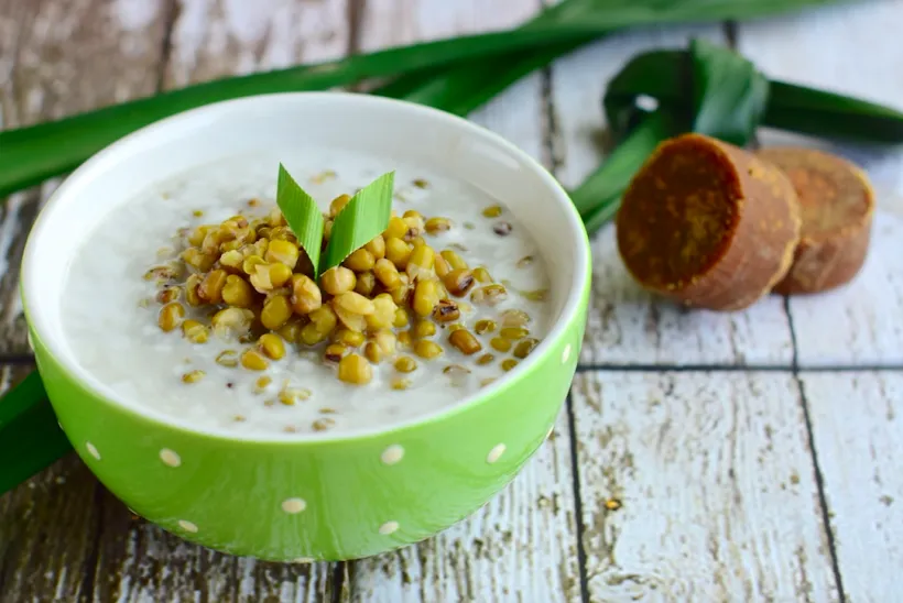 Semangkuk bubur kacang ijo hangat, tampak menggugah selera sebagai menu sarapan sehat nan mengenyangkan