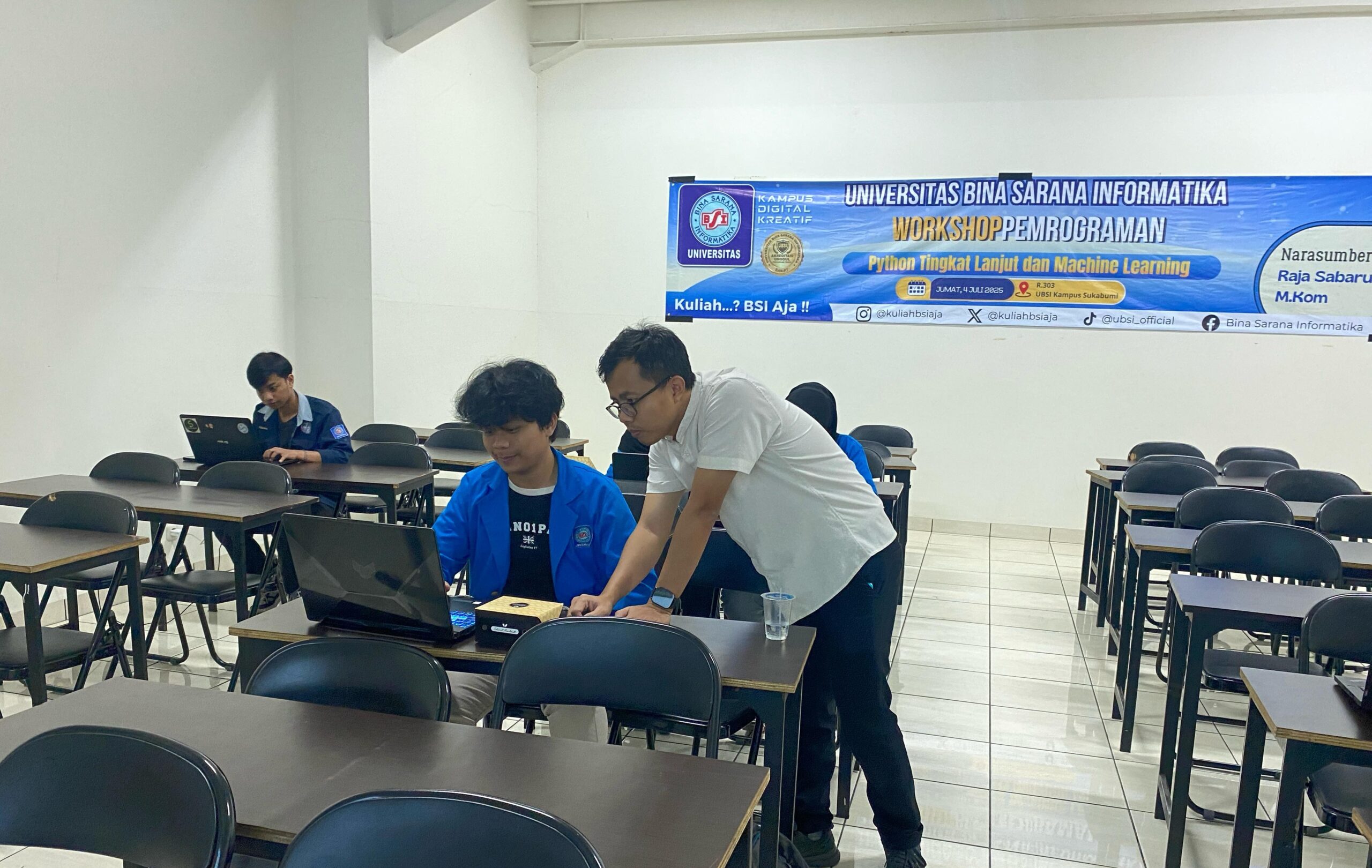 Mahasiswa mempraktikkan materi workshop Python dan Machine Learning didampingi salah satu dosen UBSI Sukabumi | Doc. Istimewa