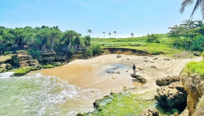 Pantai Solokan Saat: Surga Tersembunyi di Pesisir Sukabumi