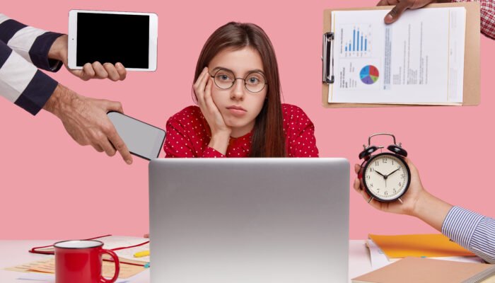 Kerja Keras Kok Malah Nggak Bahagia? Ini Tanda Kamu Terjebak Toxic Productivity