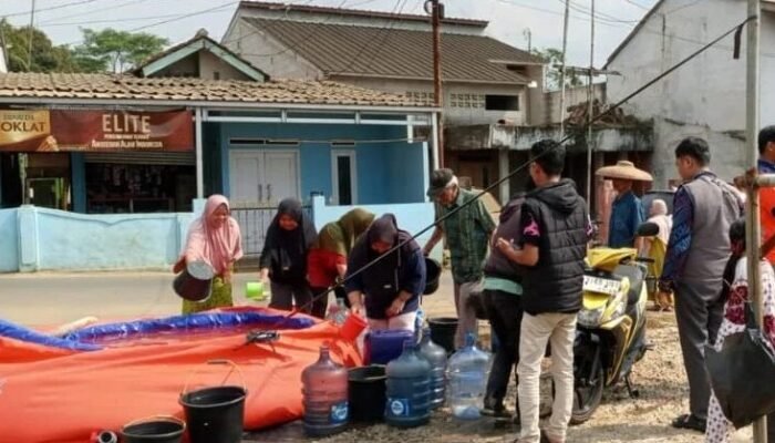 Satu Tahun Irigasi Rusak, Warga Cibadak Bertahan di Tengah Krisis Air